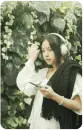 girl listenin to music