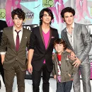 jonas brothers-1