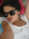 Selena sweet girl sending u a kiss <33