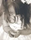 little girl praing