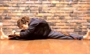 Gackt does the splits.